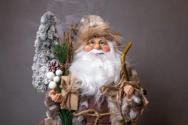 Noel için mutlu Noel Baba bebekleri. Dekorasyon için Noel karşılama figürü.