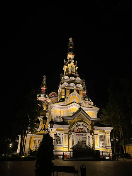 Geceleri Almaty 'deki parkta Ortodoks Katedrali.
