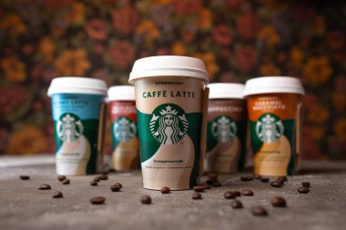 Starbucks kahvesi ve fincanlar masanın üzerinde..