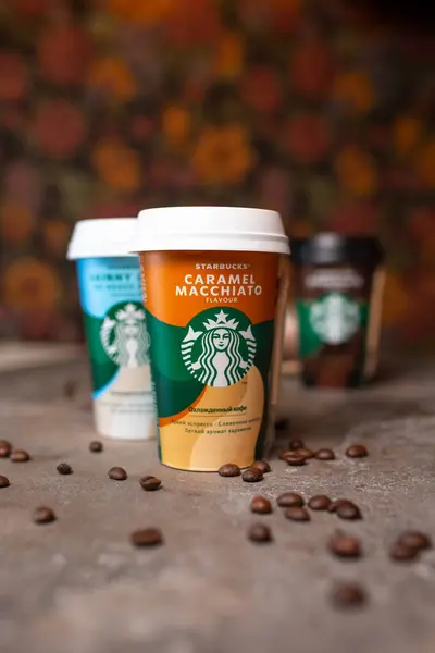 Starbucks kahvesi ve fincanlar masanın üzerinde..