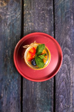 Mangolu Chia tohumu pudingi, karışık böğürtlen, süt, Yunan yoğurdu, çeşitli meyve ve bal. Ferahlatıcı bir yaz ziyafeti için Tropik bir ilham kaynağı.