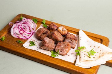 Izgara sebzeli kuzu şiş, tahta tahtada pita ekmeği. Kuzu eti, ızgarada pişmiş baharat, sıcak yumuşak pide..