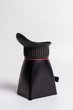 Bu siyah plastik ve kauçuk tek göz büyüteci fotoğraf meraklıları için mükemmeldir, göz merceğinin etrafında kırmızı kauçuk bir halka bulunur, beyaz arkaplandaki detaylı görüntüleri yakalamak için idealdir..