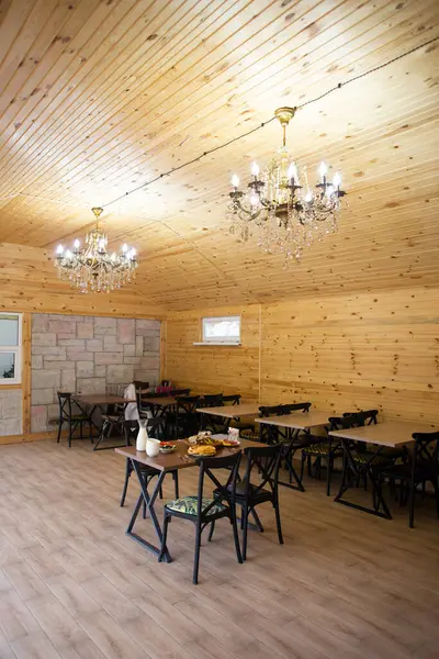 Sevdiklerinizle çevrili sıcak ve misafirperver bir yemek atmosferinde ziyafet çekin ve olağanüstü servis ve leziz mutfakların tadını çıkarın..