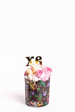 Paskalya pastası, pembe güller, altın kaplama, ve karışık krema, bahar kutlamaları için mükemmel..