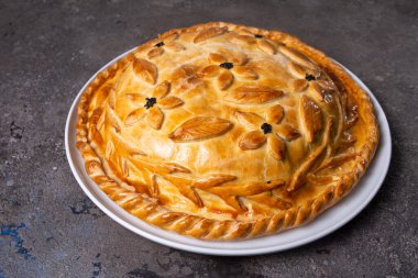 Beyaz arkaplandaki lezzetli etin üzerine dekoratif süslerle bezenmiş altın rengi kahverengi üst kabuk yazı kaplaması veya tasarım için mükemmeldir.