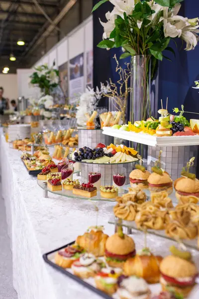 Wyżywienie Elegancką Uroczystość Urodzinową Luksusowym Hotelu Wyśmienitym Jedzeniem Smacznymi Smakołykami Obrazek Stockowy