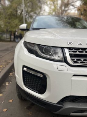 Parlak beyaz SUV 'un sportif bir tasarımı ve karartılmış özellikleri var. Lüks bir araç. İş ya da tatil için mükemmel..