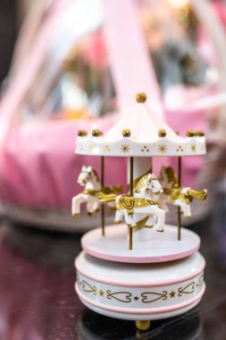 Zarif bebek hediye sepeti. İçinde pembe bir fiyonk ve şirin bir atlıkarınca ile süslenmiş oyuncaklar var. Davetiyeler, duyurular ya da düşünceli bir hediye rehberi olarak mükemmel..