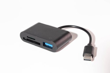 Siyah USB Tip-C 3.1 multi-kart okuyucu kısa kablo ile veri transferi için, beyaz arkaplanda izole. Teknoloji ayarları için ideal.
