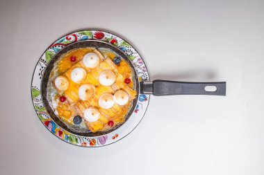 Yaban mersinli ve yaban mersinli gözlemelerden oluşan lezzetli ve kolay hazırlanmış bir kahvaltı. Güne başlamak için mükemmel bir yol.
