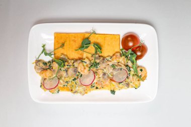 Kremalı deniz ürünleri sosu, karides, mantar ve bezelye kabuklarıyla dolu krepler. Her yemek için çok yönlü bir yemek.