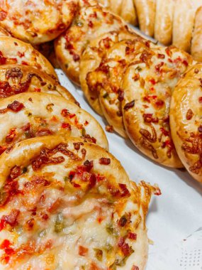 Mini pizzalar lezzetli bir aperatif veya aperatiftir. Onlar partiler için mükemmeller, ve ayrıca hızlı ve kolay bir yemek için de mükemmeller..