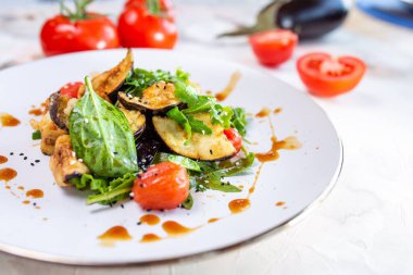 Izgara patlıcan, ıspanak ve domatesli lezzetli ve sağlıklı sebze salatası. Hafif bir öğle yemeği ya da meze için mükemmel..