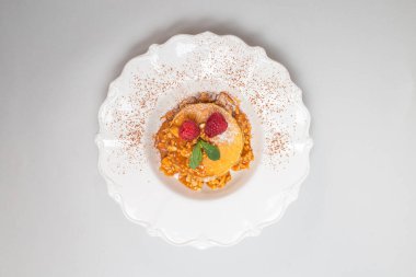 Muz, ahududu ve akçaağaç şurubuyla kaplanmış bozulmuş bir krep yığını. Tembel bir hafta sonu kahvaltısı ya da brunch için mükemmel.