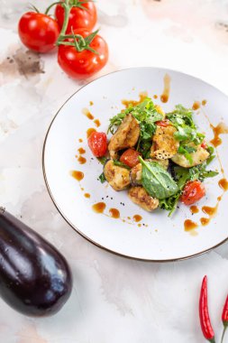 Lezzetli ve sağlıklı bir salata, ızgara sebze, yeşillik ve domates. Hafif bir öğle yemeği ya da meze için mükemmel..