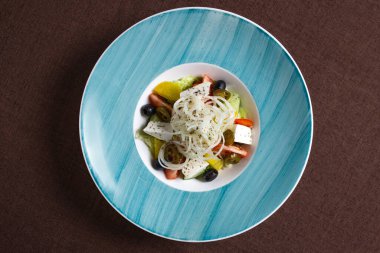 Taze domatesli sağlıklı Yunan salatası, salatalık, zeytin, peynir, sirke sosu. Lezzetli ve hafif