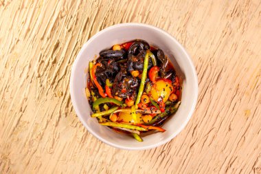 Domates, biber, salatalık, havuç, soğan ve susam tohumlu taze sebze salatası, sağlıklı ve renkli bir yemek..