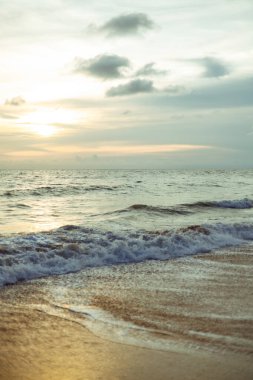 Khao Lak Adası 'nda gün batımında Tayland kıyısı. Yüksek kalite fotoğraf
