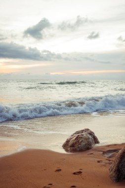Tayland 'daki deniz kıyısında. Khao Lak Adası. Önünde kayalar olan deniz..