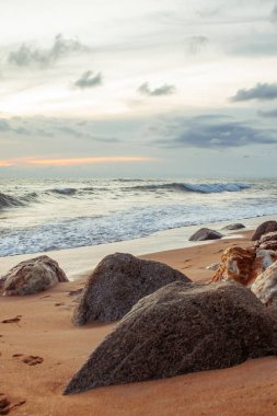 Tayland 'daki deniz kıyısında. Khao Lak Adası. Önünde kayalar olan deniz..