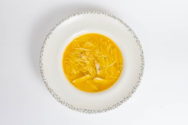 Tavuk çorbası. Kafe menüsü için beyaz arkaplanda çorba