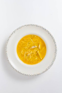 Tavuk çorbası. Kafe menüsü için beyaz arkaplanda çorba