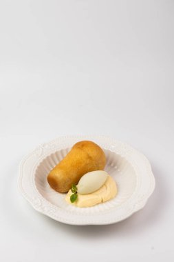 Napoli romlu, kremalı ve taze şerbetli tatlı. Restoranlar, menüler veya yemek reklamları için mükemmel..