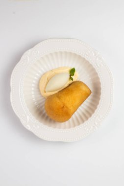 Napoli romlu, kremalı ve taze şerbetli tatlı. Restoranlar, menüler veya yemek reklamları için mükemmel..