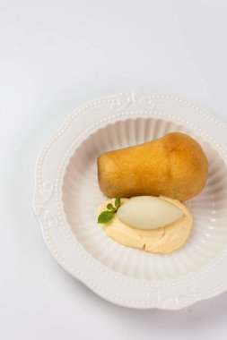 Napoli romlu, kremalı ve taze şerbetli tatlı. Restoranlar, menüler veya yemek reklamları için mükemmel..