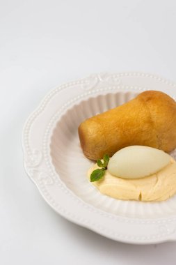 Napoli romlu, kremalı ve taze şerbetli tatlı. Restoranlar, menüler veya yemek reklamları için mükemmel..