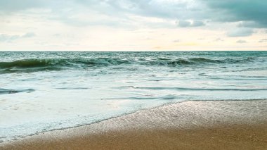 Ufuktaki yumuşak dalgalar ve yumuşak ışık. Huzuru çağrıştırıyor - farkındalık projeleri ve metin arkaplanları için mükemmel.
