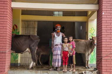 9 Ağustos 2023 'te Güney Chittagong, Bangladeş' ten Satkania Upazila 'da göğüs ve bel seviyesindeki suyla dolu yol boyunca yayalar, kamyonlar ve bisikletler yürüyor..