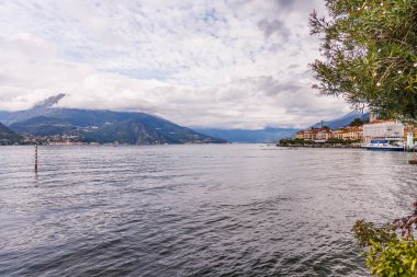 Bellagio, Italy- Eylül 2024 Como Gölü 'nün suyundan rıhtımdaki binalara ve teknelere bakın.