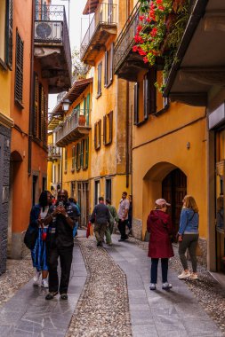 Bellagio, İtalya - Eylül 2024 Bellagio 'daki renkli ve eski kasaba caddesi