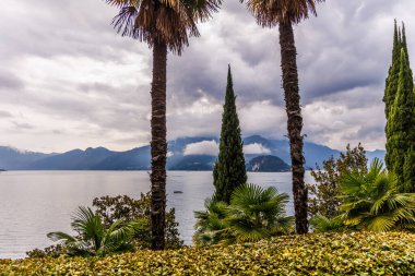 Varena, İtalya - Eylül 2024: Como Gölü üzerinde İtalyan köyü manzarası