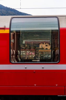 Tirano, İtalya - Eylül 2024: Bernina ekspres treni Tiran 'a varıyor