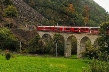 Saint Moritz, İsviçre - Eylül 2024 Bernina Ekspres trenlerinin Tiran İtalya 'dan Chur İsviçre' ye yolculuğu.