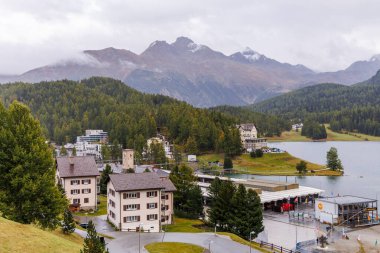 Saint Moritz, İsviçre - Eylül 2024: St. Moritz, İsviçre binalarına bakın.