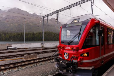 Saint Moritz, İsviçre - Eylül 2024 Bernina Ekspres trenlerinin güzergahı