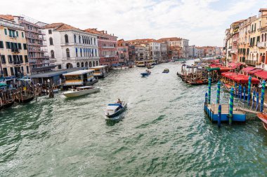 Venedik, İtalya - Eylül 2024: Avrupa 'nın en güzel ve hareketli şehirlerinden birinde yürüyün