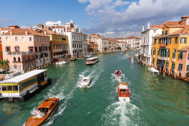 Venedik, İtalya - Eylül 2024: Venedik 'teki Tarihi Kanal Sarayı