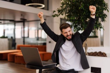 Takım elbise duygu kazanan oyun laptop arıyorum iş yerinde izlerken online zafer iş başarı kutluyor heyecanlı işadamı, mutlu erkek yönetici CEO'su iyi haber, bahis teklif sonuçları kazanan alınan