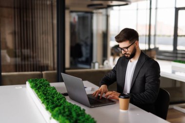 İşadamı çatı katında dizüstü bilgisayarda sörf yapıyor.