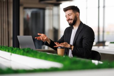 Bilgisayardan konuşan ve el kol hareketi yapan Mutlu Bağımsızlar