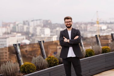 Şehir merkezindeki işlek caddede tablet bilgisayarlı çekici bir ofis çalışanı.