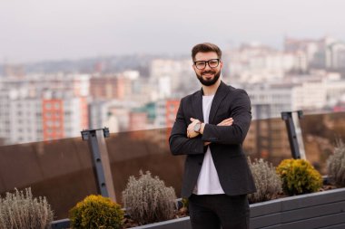 Şehir merkezindeki işlek caddede tablet bilgisayarlı çekici bir ofis çalışanı.