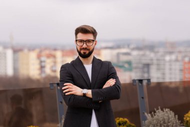 Şehir merkezindeki işlek caddede tablet bilgisayarlı çekici bir ofis çalışanı.