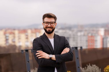 Başarılı bir iş adamı ofis binasında dikilip pencereden dışarı bakıyor ve hayal kuruyor.