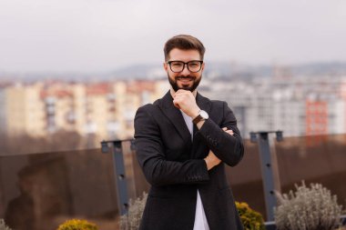 Şehir merkezindeki işlek caddede tablet bilgisayarlı çekici bir ofis çalışanı.